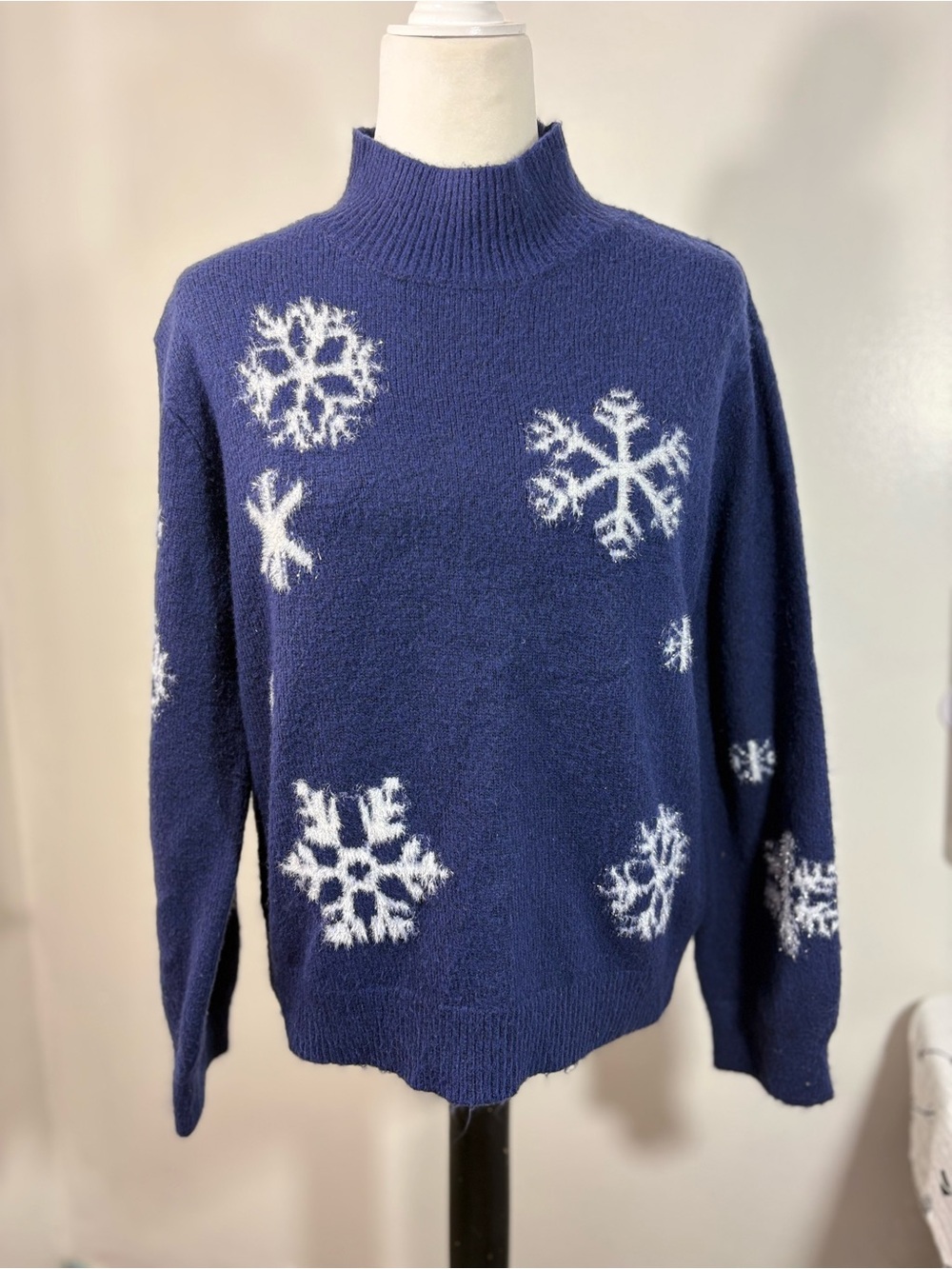 Cupcakes and Cashmere Snowflake Mock Neck Knit
Sweater - Blue/White